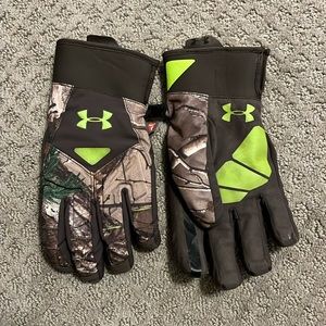 Men’s under armour hunting gloves.